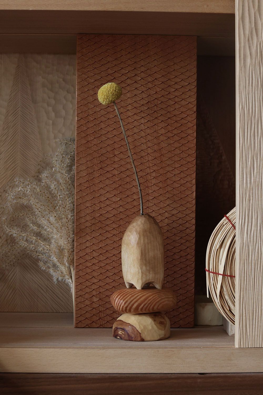 miljöbild med träobjekt