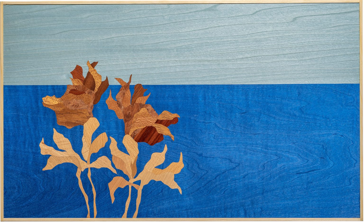 Pojke sitter på svan i en liten grön sjö. Keramikfigurin.