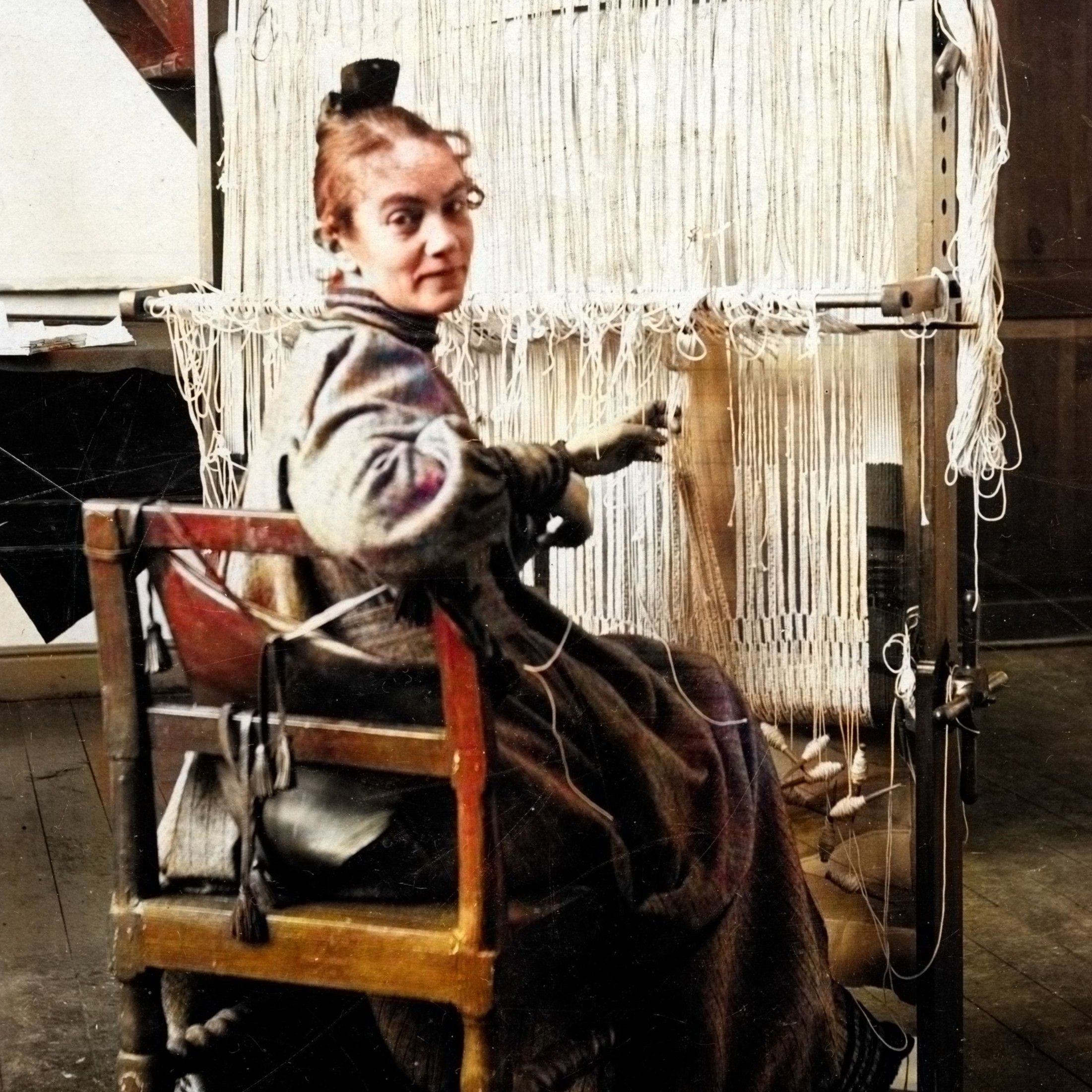 Karin Larsson vid vävstol
