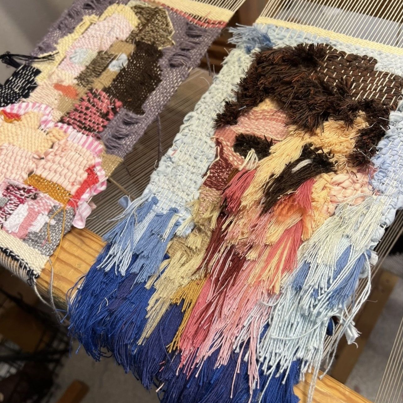 Bildväv föreställande ansikte, i vävstol