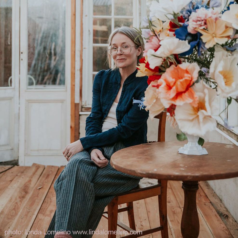 Sofia i ett växthus med stor bukett pappersblommor