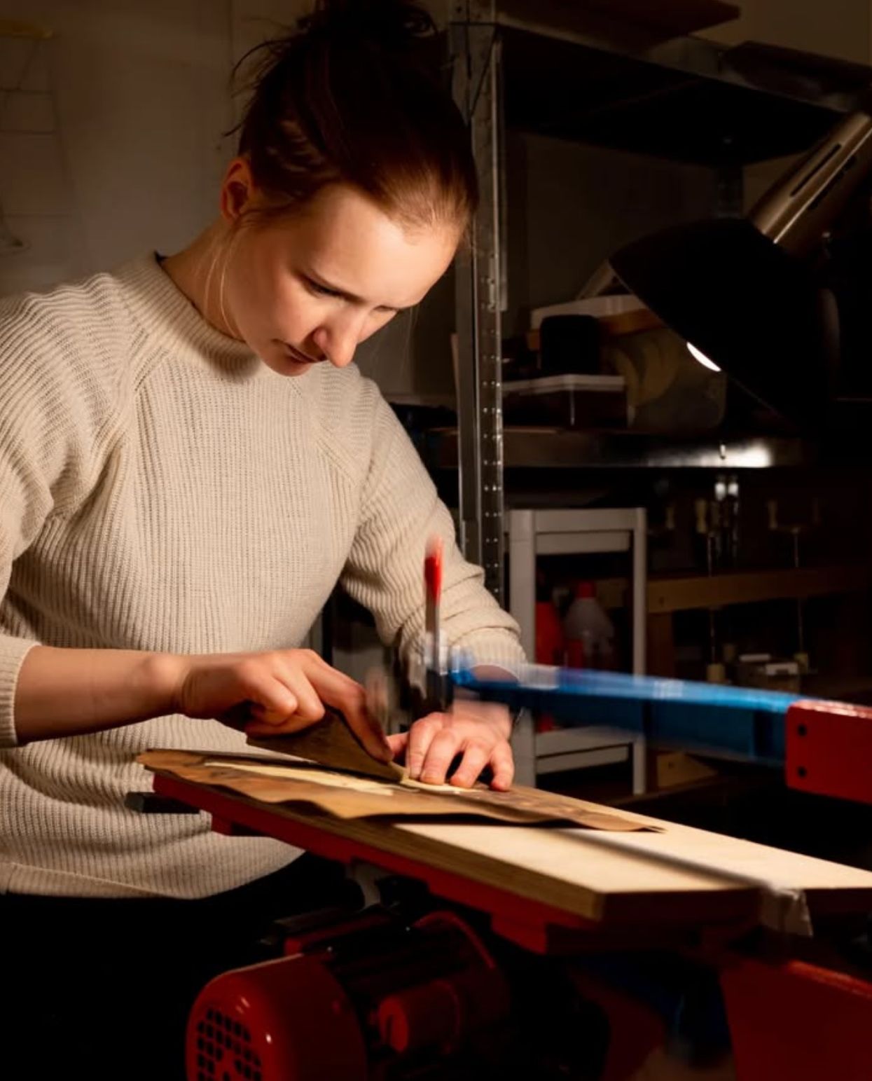 Kvinna sitter och arbetar med intarsia