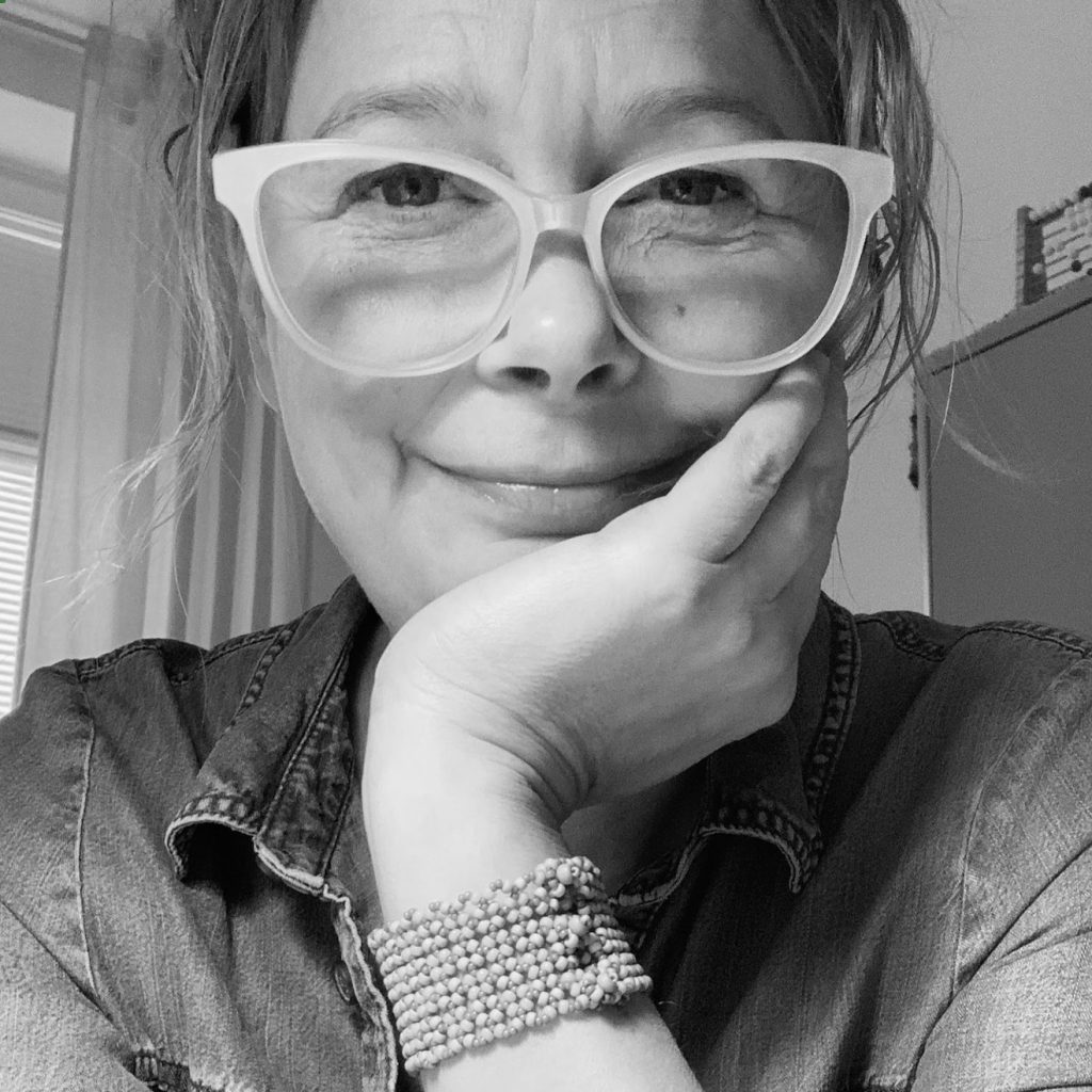 Elin ser in i kameran